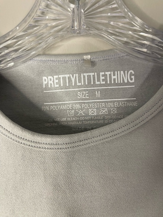 PrettyLittleThing Light Gray Cropped Sport Tee - Picture 5 of 5